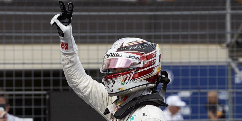 Selebrasi Lewis Hamilton (Mercedes) usai meraih pole position pada sesi kualifikasi F1 GP Prancis 2018 yang berlangsung pada Sabtu (23/6/2018).