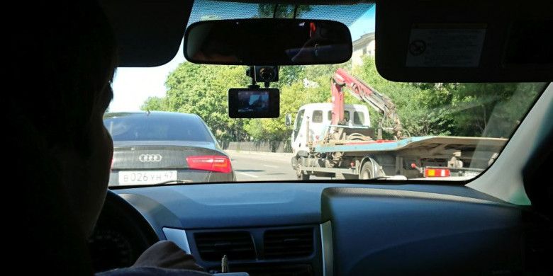 Kamera dashboard menempel di taksi yang BolaSport.com naiki di St Petersburg, Rusia, Sabtu (23/6/2018).