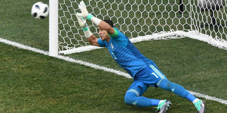 Aksi kiper timnas Mesir, Essam El Hadary, saat menggagalkan penalti pemain Arab Saudi dalam laga Grup A Piala Dunia 2018 di Stadion Volgograd Arena, Volgograd, Rusia, pada Senin (25/6/2018).