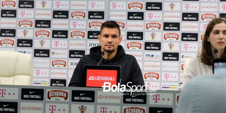 Bek timnas Kroasia, Dejan Lovren, berbicara dalam sesi konferensi pers di Roshchino Arena, Roshchino, Rusia, Minggu (24/6/2018).