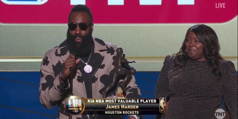 James Harden (kiri) saat menerima penghargaan NBA Most Valuable Player Award 2018 pada Senin (25/6/2018) malam waktu Amerika Serikat.
