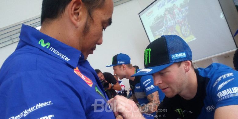 Rider Monster Energy Yamaha Factory Team, Jeremy van Horebeek, menandatangani kaus penggemar dalam acara meet and greet di Yamaha Sentral, Pangkal Pinang, Bangka, Jumat (29/06/2018). Pebalap asal Belgia itu akan ikut dalam event akbar Motocross Grand Prix (MXGP) yang berlangsung pada 30 Juni sampai 1 Juli 2018 di Pangkal Pinang.
