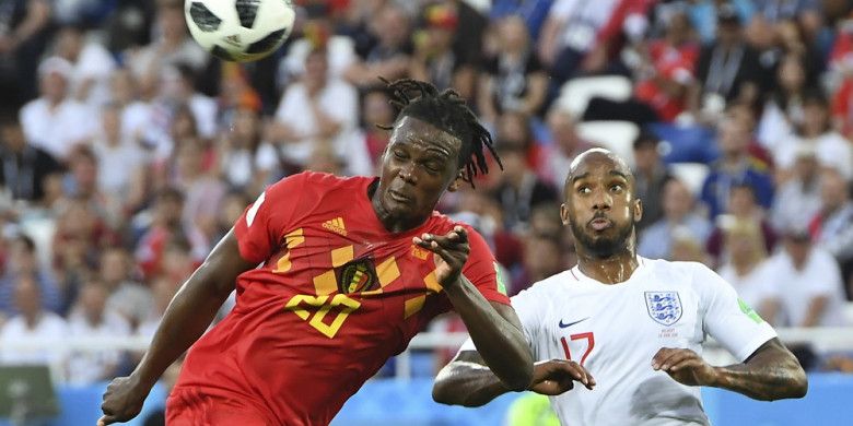 Striker timnas Belgia, Michy Batshuayi (kiri), berduel dengan pemain Inggris, Fabian Delph, dalam laga Grup G Piala DUnia 2018 di Stadion Kaliningrad, Kaliningrad, Rusia, pada Kamis (28/6/2018).