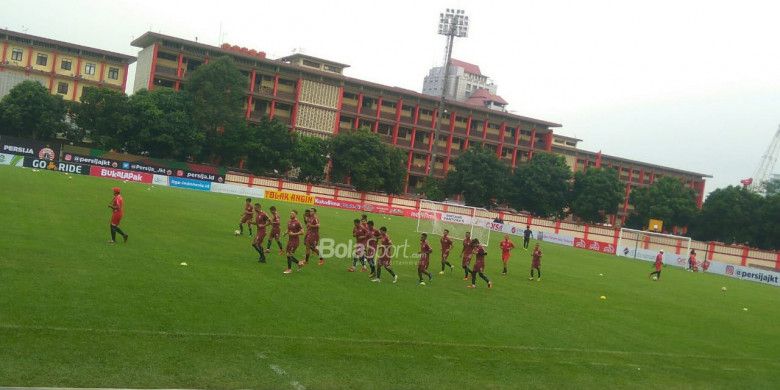 Suasana official training skuat Persija Jakarta di Stadion PTIK, Jumat (29/6/2018).
