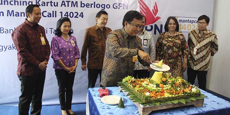 Pemotongan tumpeng oleh Josephus K. Triprakoso