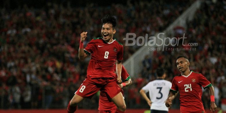 Gelandang Timnas U-19 Indonesia, Witan Sulaeman (kiri) merayakan gol yang dicetaknya ke gawang Laos bersama Todd Rivaldo Ferre di laga Grup A Piala AFF U-19 2018 di Stadion Gelora Delta, Sidoarjo, Minggu (1/7/2018).
