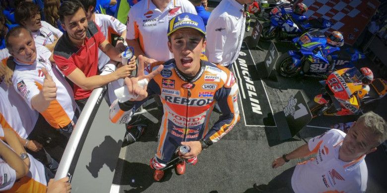 Marc Marquez melakukan selebrasi usai memenangkan balapan MotoGP Belanda di Sikruit Assen, Belanda, Minggu (1/7/2018).

