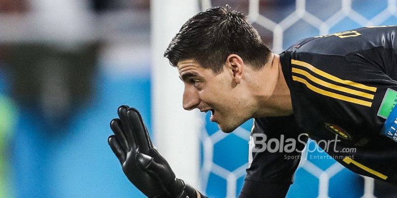 Kiper Belgia, Thiabut Courtois, memberikan instruksi kepada rekan-rekannya pada laga terakhir grup G Piala Dunia 2018 di Kaliningrad Stadium, Kaliningrad,28 Juni 2018