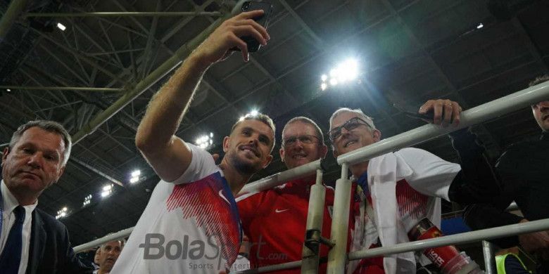 Gelandang Inggris, Jordan Henderson, melakukan selfie dengan penonton di tribune seusai partai babak 16 besar kontra Kolombia di Spartak Stadium, Moskow, 3 Juli 2018.
