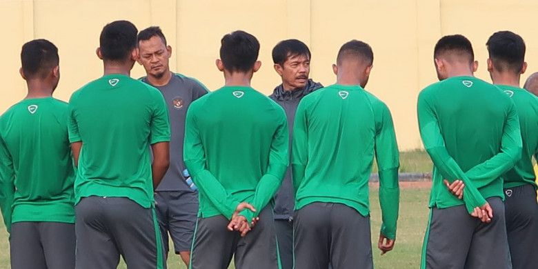 Pelatih timnas U-19 Indonesia, Indra Sjafri, memimpin langsung sesi latihan menjelang laga kontra Singapura di Stadion Jenggolo, Sidoarjo, Senin (2/7/2018).
