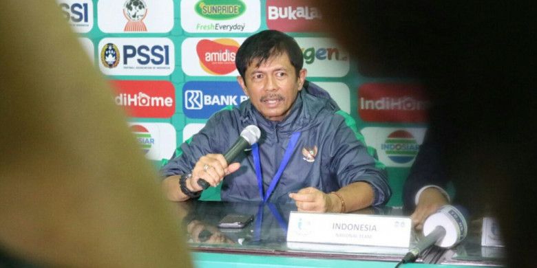 Pelatih timnas U-19 Indonesiea, Indra Sjafri, dalam sesi konferensi pers usai laga melawan timnas U-19 Vietnam dalam ajang Piala AFF U-19 di Stadion Gelora Delta, Sabtu (7/7/2018).
