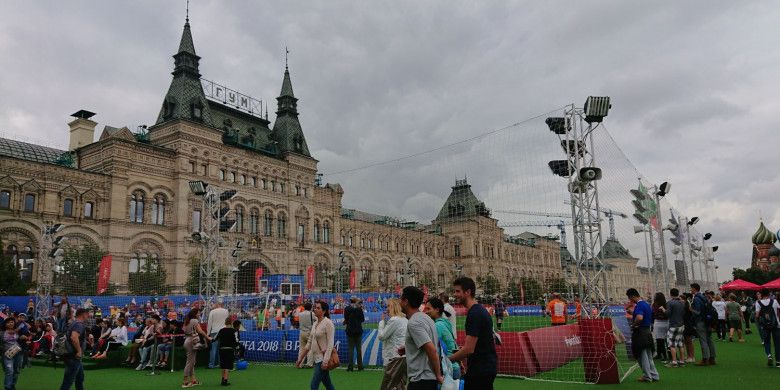 Suatu sudut Football Park Moskwa dengan latar belakang GUM, pusat perbelanjaan terbesar dan termewah pada era Uni Soviet.
