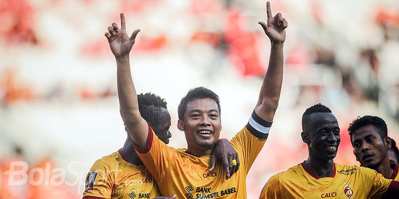 Kapten Sriwijaya FC, Hamka Hamzah, merayakan kemenangan atas PSMS Medan dalam laga perebutan juara ketiga Piala Presiden 2018 di Stadion Utama Gelora Bung Karno, Senayan, Jakarta, (17/02/2018).
