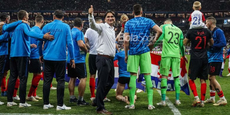 Pelatih Kroasia, Zlatko Dalic, merayakan kemenangan timnya atas Inggris di semifinal Piala Dunia 2018 di Luzhniki Stadium, Kamis (12/7/2018).
