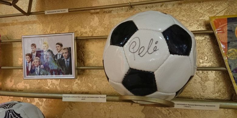 Bola bertanda tangan legenda sepak bola Brasil, Pele, di Museum Olahraga Rusia.
