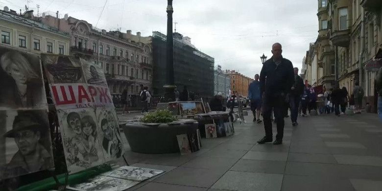 Lukisan yang dipamerkan di street market Kota Saint Petersburg, Rusia.