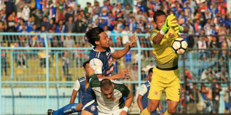 Aksi bek anyar Arema FC, Hamka Hamzah, dalam pertandingan Liga 1 melawan PS Tira di Stadion Kanjuruhan, Malang, Minggu (15/7/2018).
