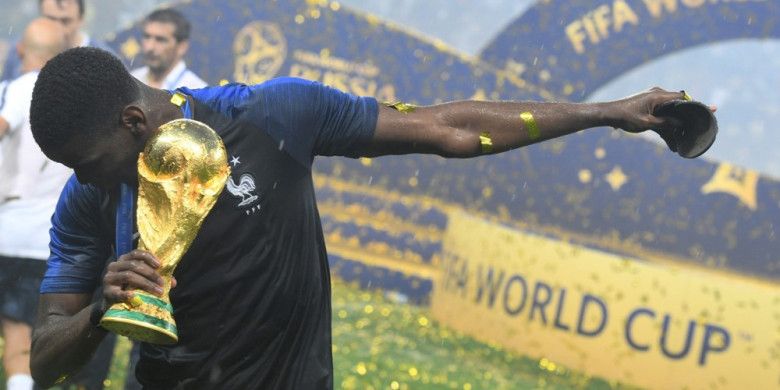 Gaya Paul Pogba saat memegang trofi Piala Dunia 2018 yang dimenanginya bersama timnas Prancis seusai mengalahkan Kroasia pada final yang berlangsung di Stadion Luzhniki pada 15 Juli 2018.
