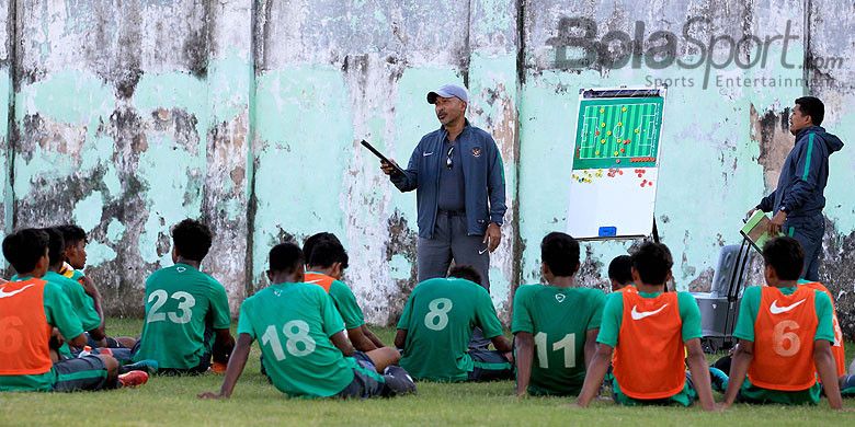 Pelatih timnas U-16 Indonesia, Fakhri Husaini melakukan evaluasi seusai laga uji coba melawan Persida Sidoarjo Junior di Stadion Jenggolo Sidaorjo, Jawa Timur, Minggu (01/07/2018) sore.
