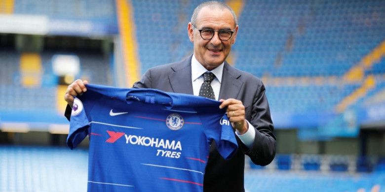 Maurizio Sarri berpose dengan kostum Chelsea saat diperkenalkan sebagai pelatih baru The Blues di Stamford Bridge, London, 18 Juli 2018.