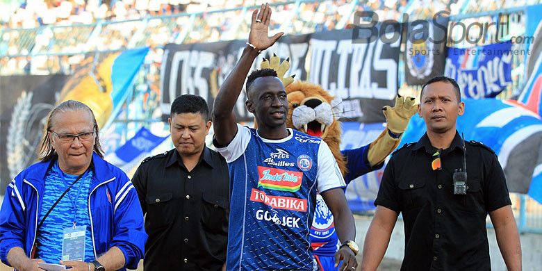 Gelandang anyar Arema FC, Makan Konate, diperkenalkan ke publik saat jeda pertandingan antara Arema FC kontra PS Tira di Stadion Kanjuruhan, Kabupaten Malang, Minggu (15/7/2018).
