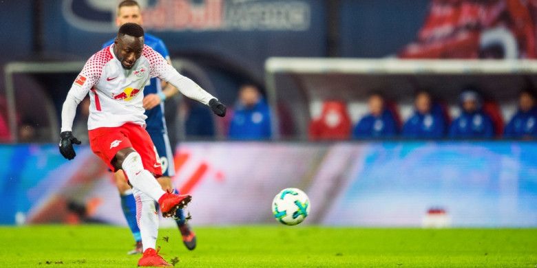 Gelandang RB Leipzig, Naby Keita, mencetak gol dalam laga Liga Jerman kontra Schalke 04 di Leipzig, Jerman, pada 13 Januari 2018.
