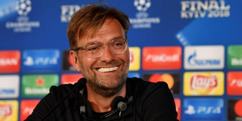 Pelatih Liverpool FC, Juergen Klopp, tersenyum dalam konferensi pers di Stadion Olimpiyskiy, Kiev, Ukraina pada 25 Mei 2018.
