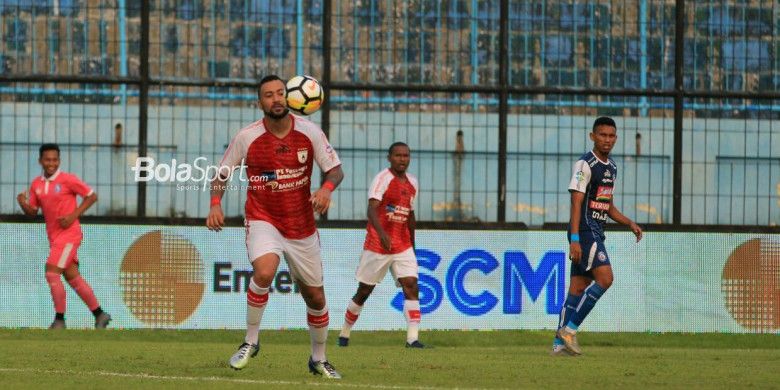 Pemain Persipura, Marcel Sacramento, mengontrol bola dalam laga lanjutan Liga 1 di Stadion Kanjuruhan, Kabupaten Malang, Jumat (27/4/2018).
