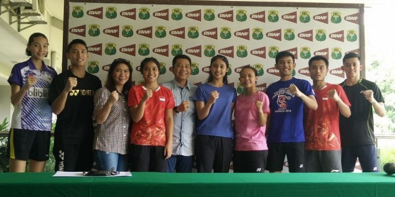 PBSI bersama perwakilan atlet yang akan mengikuti kejuaraan dunia berpose seusai konferensi pers di Pelatnas, Cipayung, Jakarta, Kamis (26/7/2018).