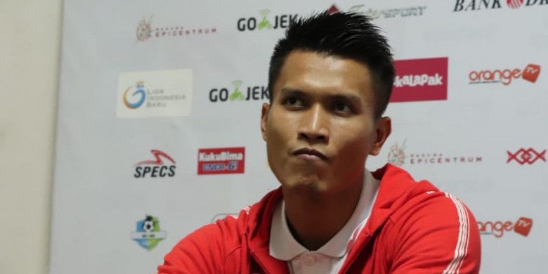 Kiper Persija Jakarta Shahar Ginanar memberikan keterangan pers seusai laga kontra Bhayangkara FC di Stadion Sultan Agung, Bantul, Jumat (27/7/2018).
