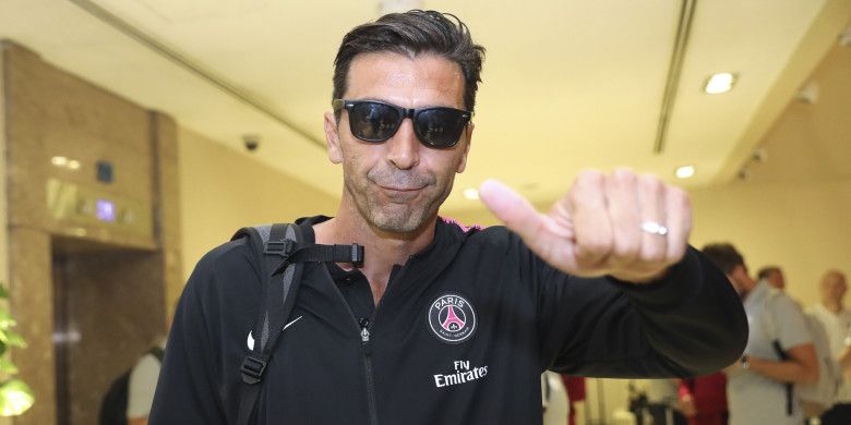 Kiper Paris Saint-Germain, Gianluigi Buffon, mengacungkan jempol kepada kamera ketika timnya tiba di Singapura untuk International Champions Cup 2018, 25 Juli 2018.
