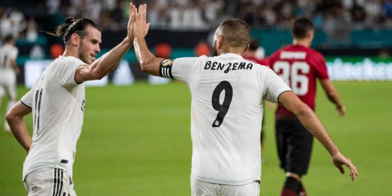 Karim Benzema merayakan golnya bersama Gareth Bale saat Real Madrid menghadapi Manchester United pada partai International Champions Cup 2018 di Hard Rock Stadium Miami, 31 Juli 2018.
