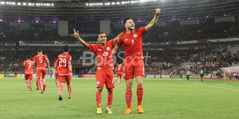 Selebrasi penyerang Persija Jakarta, Marko Simic dan Riko Simanjuntak, seusai mencetak gol ke gawang Tampines Rovers, Rabu (28/2/2018).
