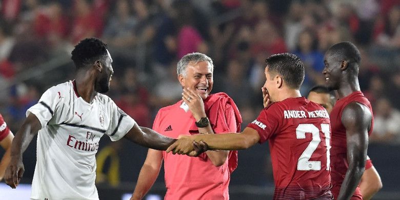 Pelatih Manchester United, Jose Mourinho (tengah), tertawa kepada gelandang Ander Herrera, setelah laga International Champions Cup 2018 lawan AC Milan di StubHub Center, Carson, 25 Juli 2018.
