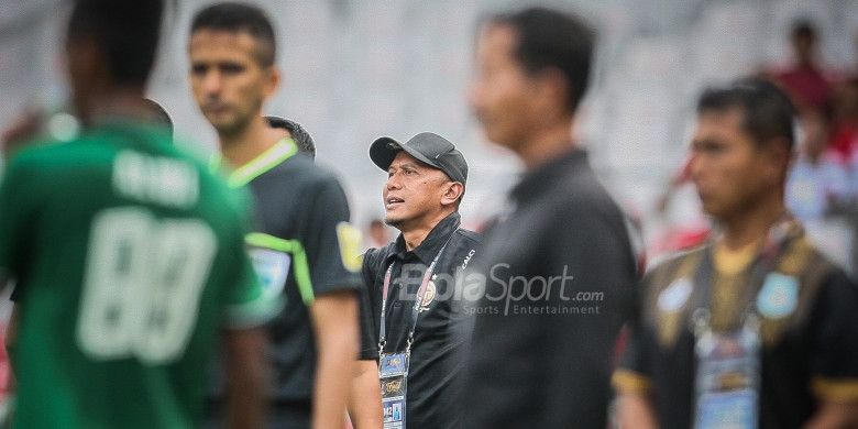 Pelatih Sriwijaya FC, Rahmad Darmawan, berjalan di sisi lapangan jelang laga perebutan peringkat ketiga Piala Presiden 2018 antara PSMS Medan dan Sriwijaya FC di Stadion Utama Gelora Bung Karno, Sabtu (17/2/2018).
