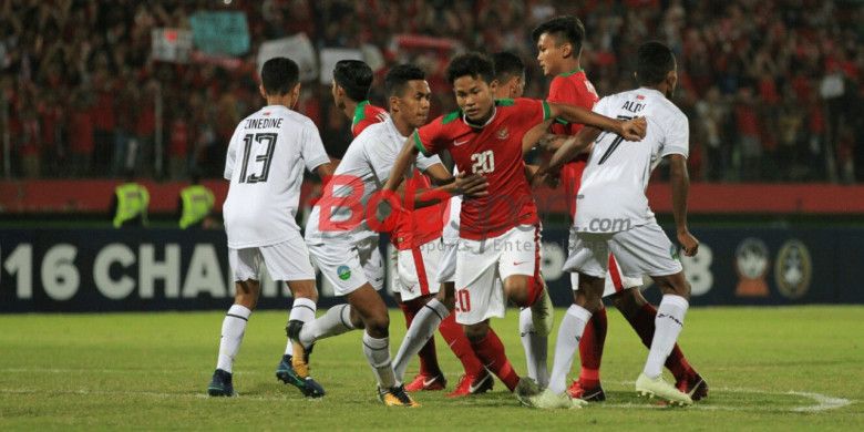 Penyerang timnas U-16 Indonesia, Amirudin Bagus Kahfi mencoba lepas dari hadangan para pemain timnas U-16 Timor Leste pada laga keempat Grup A Piala AFF U-16 2018 di Stadion Gelora Delta, Sidoarjo, 4 Agustus 2018.
