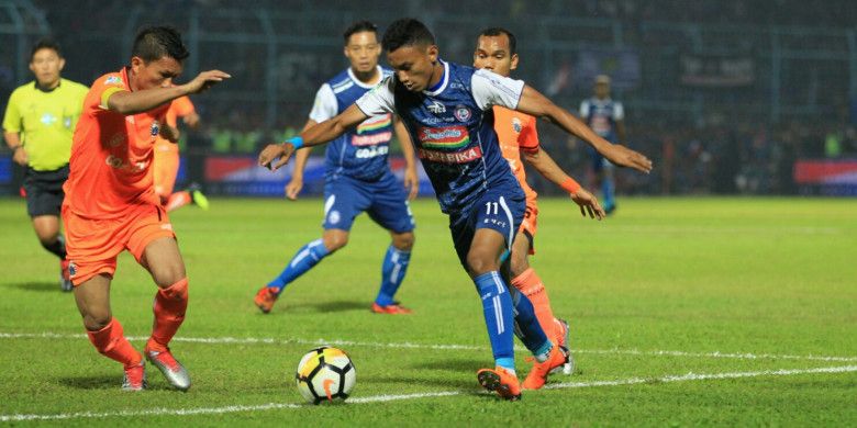 Bek sekaligus kapten Persija, Ismed Sofyan (kiri) mencoba menghadang aksi penyerang Arema FC, Rivaldi Bawuo pada laga pekan ke-19 Liga 1 2018 di Stadion Kanjuruhan, Kabupaten Malang, Minggu (5/8/2018) malam.