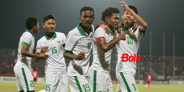 Penyerang Amiruddin Bagus Kahfi (dua dari kanan) disambut para pemain timnas U-16 Indonesia seusai mencetak gol ke gawang timnas U-16 Kamboja pada laga pamungkas Grup A Piala AFF U-16 2018 di Stadion Gelora Delta, Sidoarjo, 6 Agustus 2018.