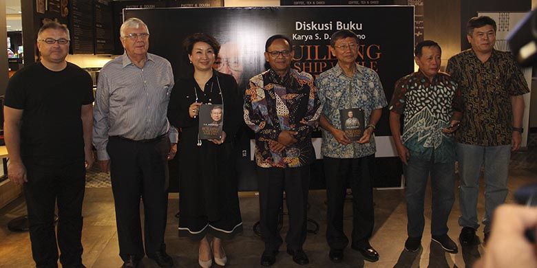 Dari kiri: Alexander, Scott Younger, Dewi Mariana Senduk, Komaruddin Hidayat, SD Darmono, Bahful Ulum, Basuki T Purnama
