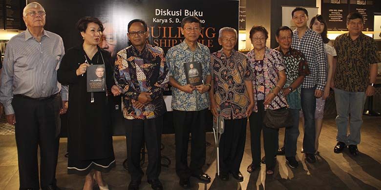 Dari kiri: Scott Younger, Dewi Mariana Senduk, Komarudin Hidayat, SD Darmono, Bapak dan Ibu Sungkono, Bachrul Ulum, Sutedja Darmono beserta istri, Basuri T Purnama