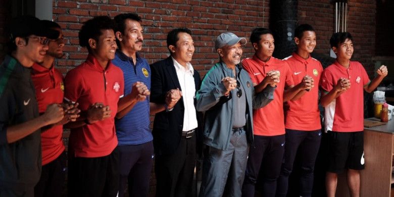 Pelatih Timnas U-16 Indonesia dan Malaysia, Beserta Beberapa Pemainnya Berfoto Bersama
