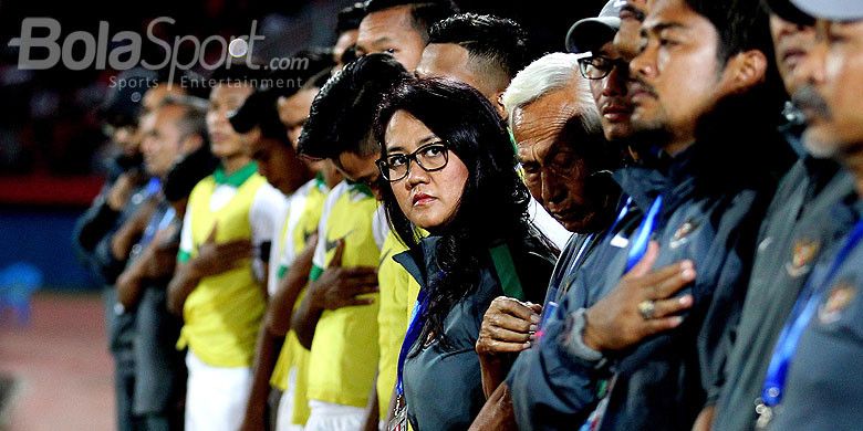 Psikolog Timnas U-16 Indonesia, Laksmiari Saraswati, bersama ofisial tim berada mendampingi dari sisi lapangan pada laga kelima Grup A Piala AFF U-16 2018 di Stadion Gelora Delta Sidoarjo, Jawa Timur, Senin (06/08/2018) malam.
