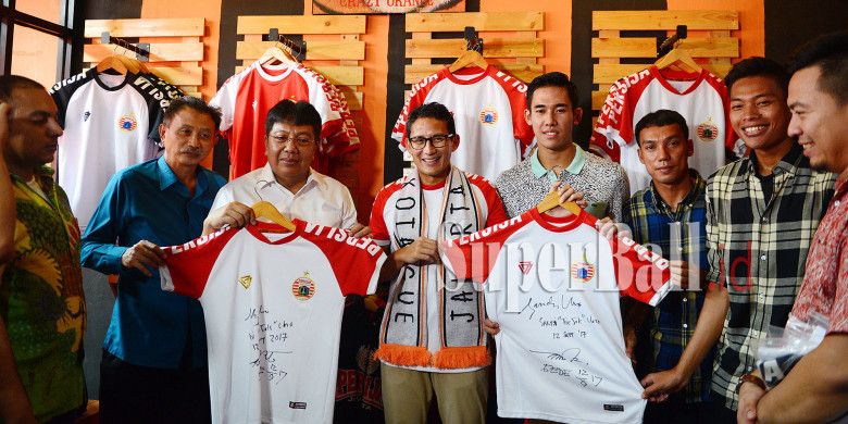 Direktur Persija Jakarta Gede Widiade (dua dari kiri), Wakil Walikota Jakarta Terpilih Sandiaga Uno, dan Pemain Persija Jakarta Ryuji Utomo berpose dengan jersey Persija yang mereka tanda tangani dalam launching Original Store Persija yang terletak di Rawasari, Jakarta Pusat, pada Selasa (12/9/2017)