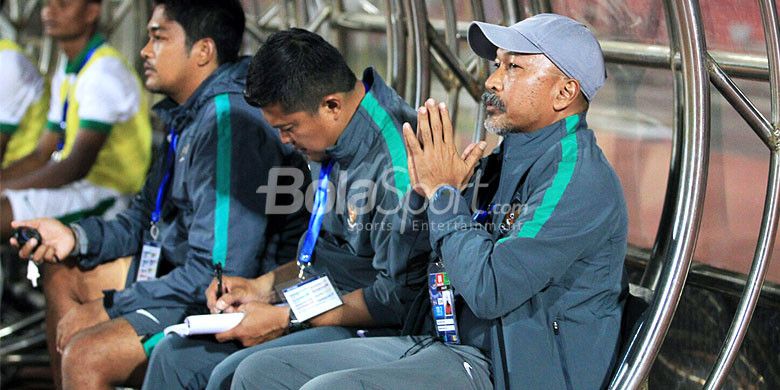 Pelatih timnas U-16 Indonesia, Fakhri Husaini, menyaksikan laga dari bangku pemain cadangan saat melawan Myanmar dalam laga Grup A Piala AFF U-16 2018 di Stadion Gelora Delta, Sidoarjo, Selasa (31/8/2018).
