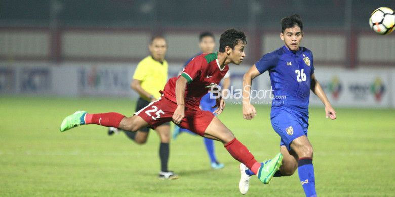 Penyerang timnas U-23 Indonesia, Osvaldo Haay, beraksi dalam laga persahabatan melawan Thailand U-23 di Stadion PTIK, Kamis (31/5/2018).
