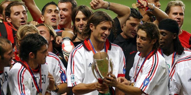 Paolo Maldini (tengah) memegang trofi juara Piala Super Eropa setelah AC Milan mengalahkan FC Porto di Stadion Louis II Monako, 29 Agustus 2003.
