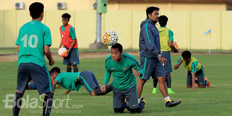Pelatih fisik timnas U-16, Sansan Susanpur, mengamati jalannya latihan timnas U-16 Indonesia pada pemusatan latihan yang diikuti 27 pemain di Stadion Jenggolo Sidoarjo, Jawa Timur, Selasa (26/06/2018) sore.
