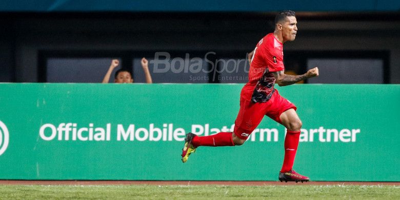 Ekspresi penyerang tim nasional U-23 Indonesia, Alberto Goncalves, saat merayakan gol dalam pertandingan Grup A cabang sepak bola Asian Games 2018 melawan Taiwan di Stadion Patriot, Minggu (12/8/2018). 
