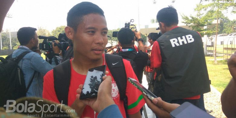 Gelandang timnas U-23 Indonesia, Evan Dimas menjawab pertanyaan wartawan setelah menjalani sesi latihan di Lapangan ABC, Senayan, Jakarta, Minggu (19/8/2018).
