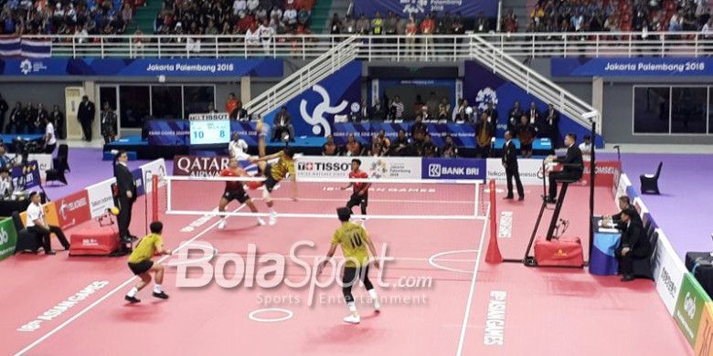 Suasana saat tim pertama sepak takraw Indonesia bertemu Malaysia di semifinal nomor tim regu putra di GOR Ranau Jakabaring pada Selasa (21/8/2018).
